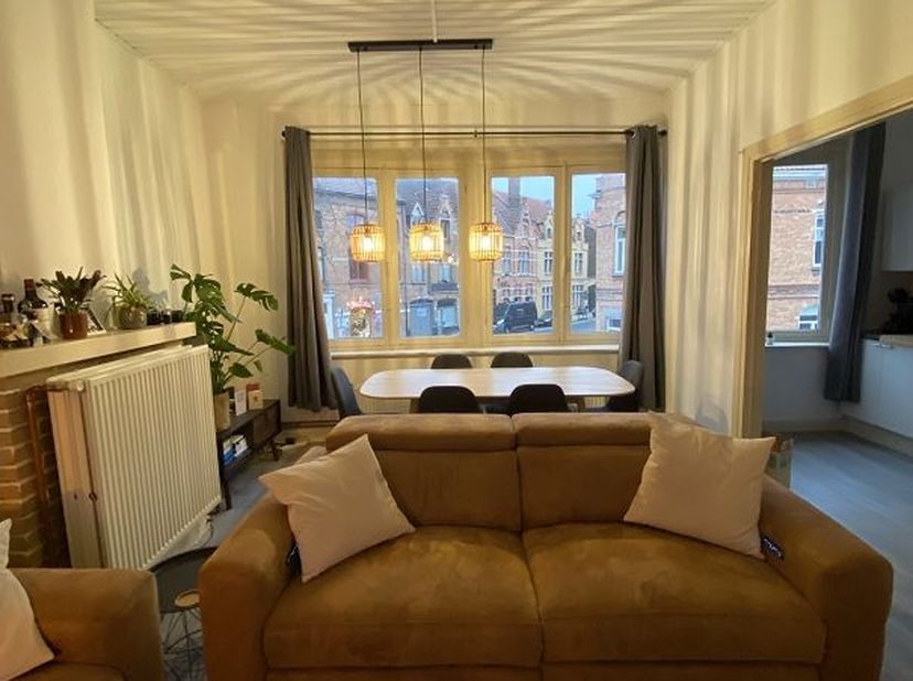 Mooi, gezellig appartement, 57m2, ideaal gelegen, rand centrum Brugge, vlak bij de vesten, ring en toch zeer rustig. Winkels, bakker, beenhouwer, kapp