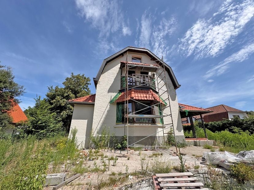 Uitstekend gelegen (casco) villa, op enkele minuten wandelen van het strand (300m v/d KYC)&amp;nbsp; en op 280m van het centrum van Sint-Idesbald.&amp;nbsp; D