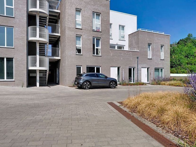 W Immobilière vous propose à la location à Arlon, au coeur du nouveau quartier résidentiel de la Rue des Cigognes, ce magnifique appartement neuf de 1