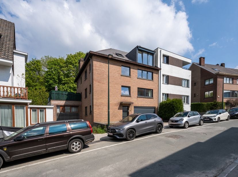 AUDERGHEM, in de zeer gegeerde wijk Chant d’Oiseau, zeer mooi DUPLEX APPARTEMENT (3 slpks / 2 badk.), volledig gerenoveerd in 2015, met een bebouwde o