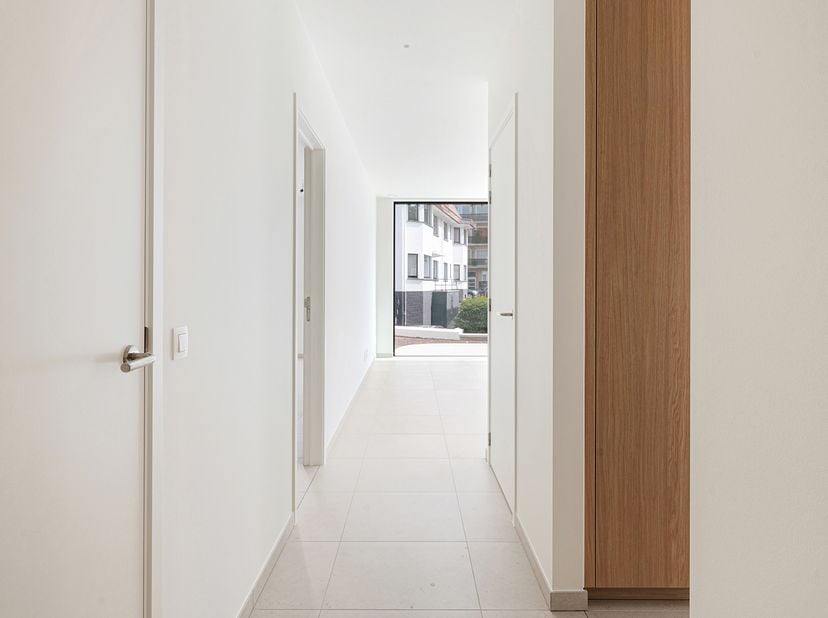 Prachtig gelijkvloers nieuwbouwappartement op een boogscheut van de zeedijk.<br />
Inkom met gastentoilet en vestiaire, ruime zeer lichtrijke woonkame
