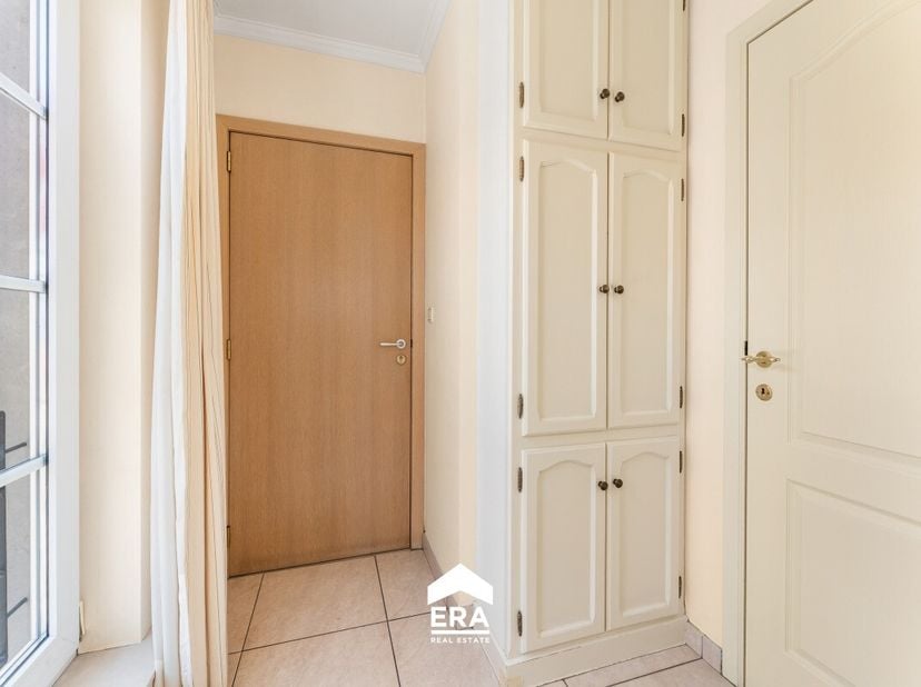 je op zoek naar een instapklaar appartement in een rustige buurt? Dan is dit gezellige appartement in Adegem zeker iets voor jou. Je komt binnen via e