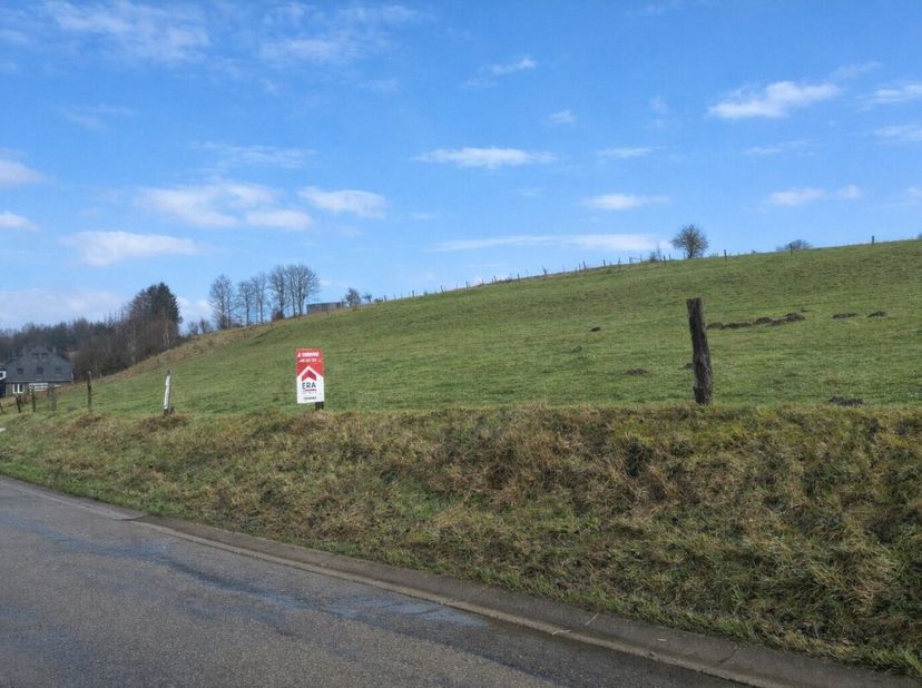 ERA B-lux presenteert u dit prachtige bouwgrond van 13 are 46 centiare, gelegen in een rustige en groene omgeving in het dorp Tillet (gemeente Sainte-