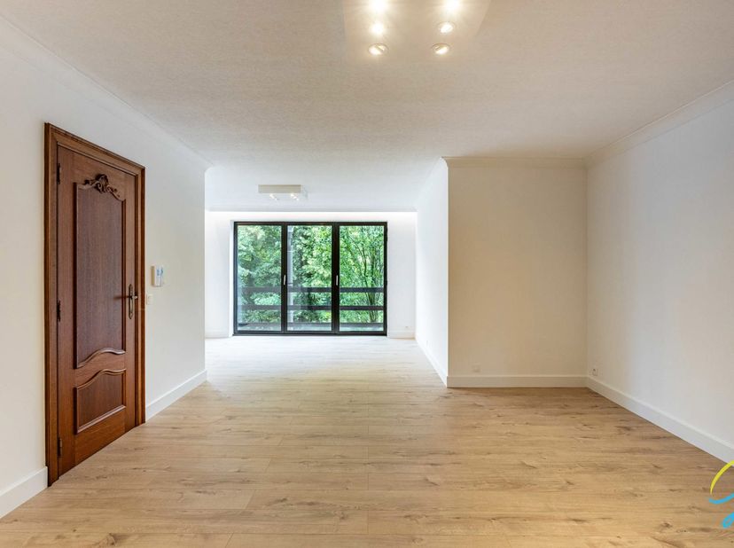 TE KOOP – VOLLEDIG GERENOVEERD APPARTEMENT – DE DECKERSTRAAT 24 W1, ZELE<br />
In de gemeente Zele bieden wij dit volledig gerenoveerde appartement (2