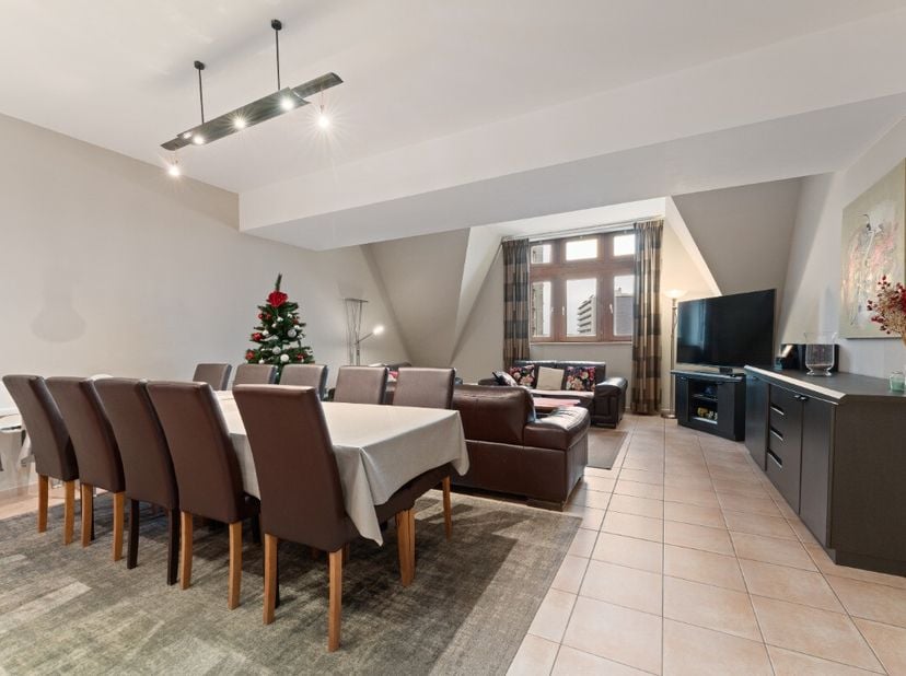 À vendre : spacieux appartement au centre dOstende, à distance de marche des commerces, restaurants et de la digue. Cet appartement, pouvant accueilli