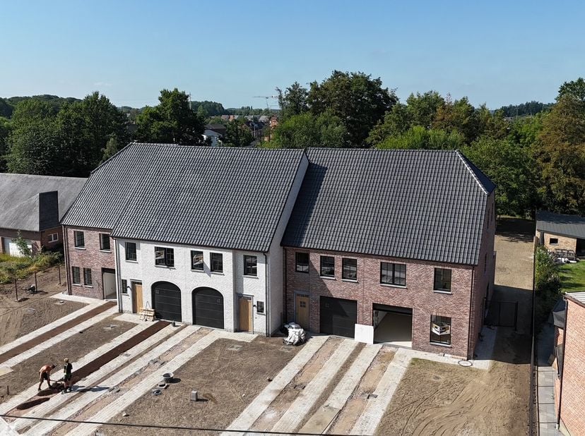 laatste half open bebouwing te koop te Lebbeke, inclusief tuinaanleg, oprit en terras.<br />
Deze nieuwbouwwoning type half open bebouwing in een tijd