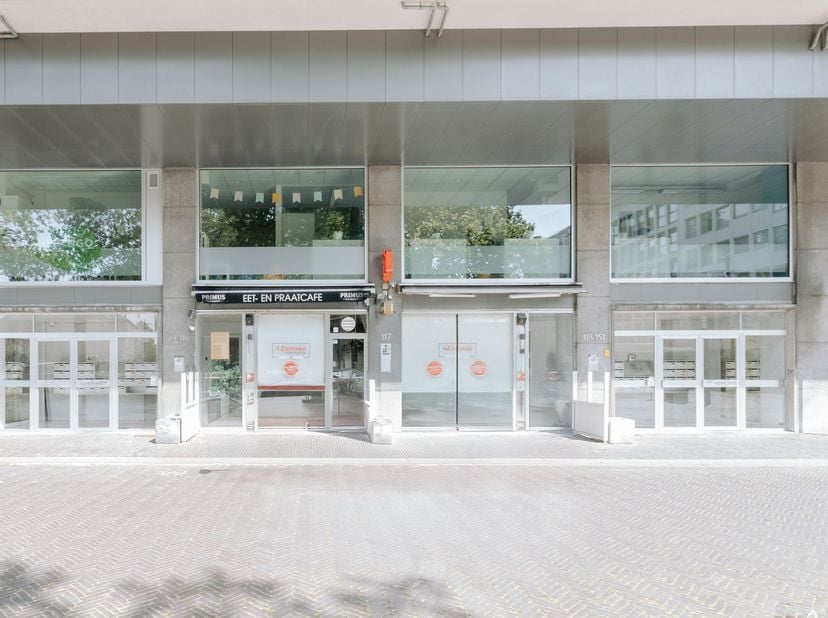 Deze ruime handels- of kantoorruimte ligt op een absolute toplocatie met hoge passage. U bevindt zich middenin een sterke mix van winkels, horeca en c