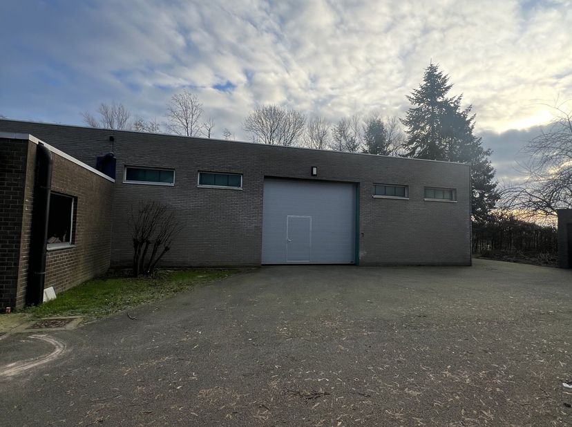Opslagruimte gelegen op een vlot bereikbare locatie in Sint-Niklaas, nabij de E17. <br />
Totale oppervlakte: +/- 300 m2 <br />
<br />
4m25 vrije hoog
