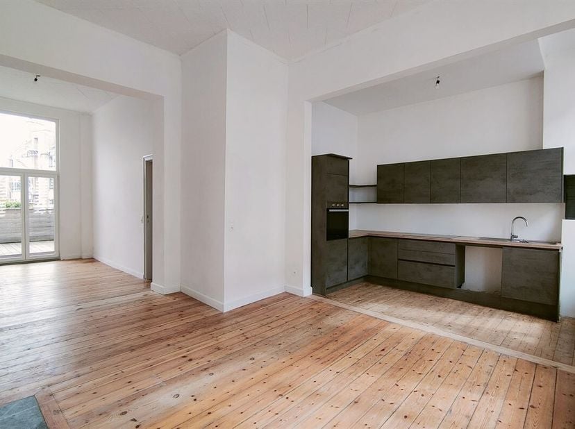 Dans le centre-ville de Tournai, à proximité des commerces et grands axes, découvrez ce très bel appartement-duplex situé au 1er étage, rénové avec de