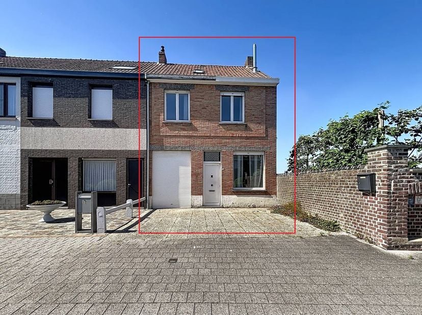 Deze woning geniet van een uiterst rustige ligging in hartje Ruiselede, gecombineerd met een mooie perceeloppervlakte van 337m² biedt deze halfopen be