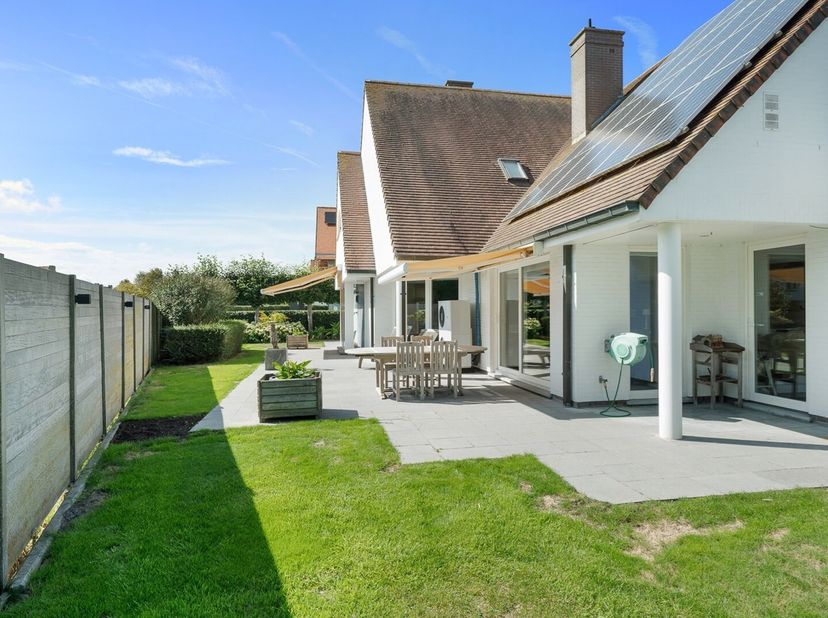 Fantastische villa op een groot en zonnig perceel van 1362 m², rustig gelegen in een doodlopende straat van een mooie villawijk. Grote tuin met een sc