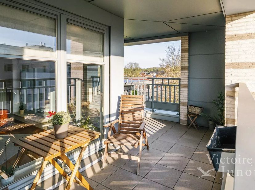 Victoire Junot biedt u iets aan in de nabijheid van het Dumonplein, alle voorzieningen en het Zoniënwoud, in een recent gebouw, prachtig penthouse in