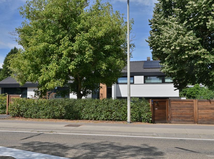Wonen en werken op een prominente zichtlocatie in Lanaken.<br />
Achter een statige toegangspoort, strategisch gelegen langs de N78, ontvouwt zich een