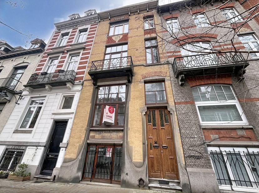 Ideaal gelegen aan de groene Brabançonnelaan, op wandelafstand van de Ambiorixsquare en de Europese instellingen, biedt deze prachtige stadswoning een