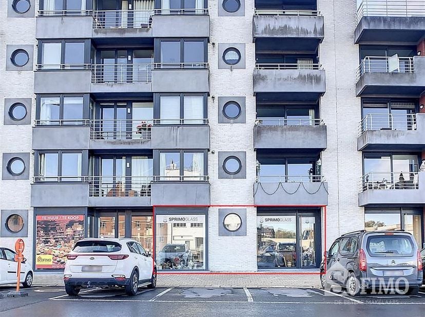 Handelspand/kantoorgebouw/opbrengsteigendom (135m²) op commerciële ligging.<br />
Volledig geschilderd, plafond afgewerkt met ingebouwde led verlichti