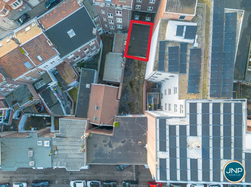 JNP Immobilier a le plaisir de vous présenter ce spacieux garage de 48 m², situé à l’arrière d’un immeuble, offrant un espace idéal pour le stationnem