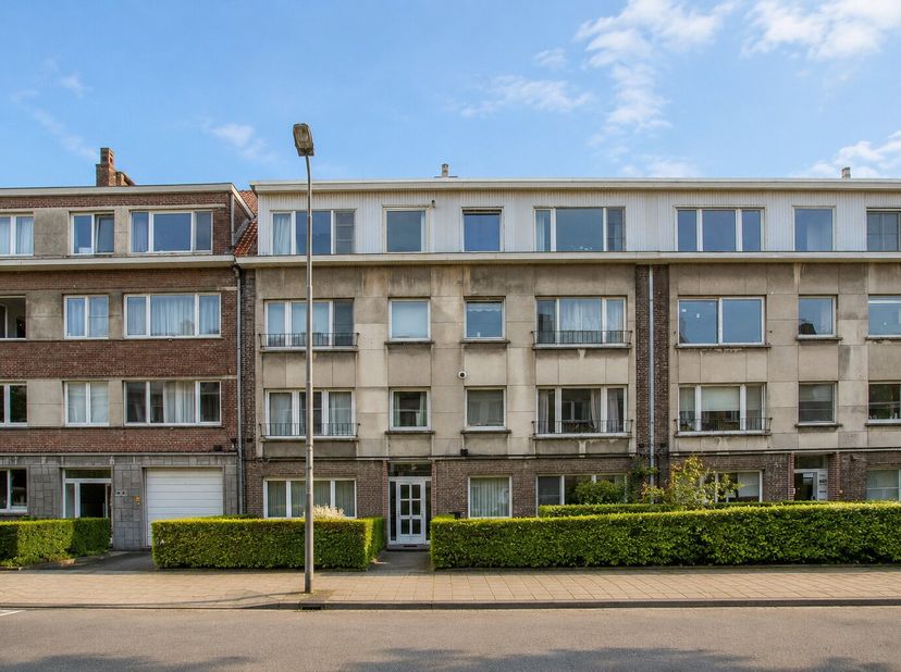 Op de 2de verdieping van een kleinschalig gebouw, gelegen in de Tennisbaanstraat, bevindt zich dit te renoveren appartement van 66 m². De buurt rondom
