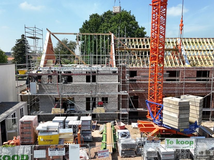 Rond de Mokkerkapel worden drie moderne BEN-woningen gebouwd op een toplocatie, op wandelafstand van scholen, winkels en openbaar vervoer. De woningen