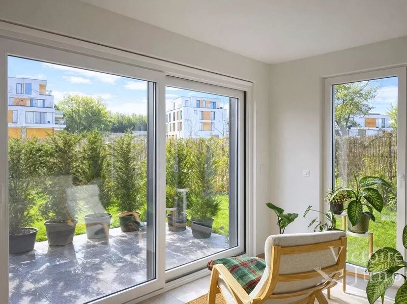 Voorgesteld door Yanis Morsa: 0487 71 46 10 / yanis.morsa@victoire.be<br />
Victoire Junot presenteert u deze mooie woning met 3 gevels, gebouwd in 20