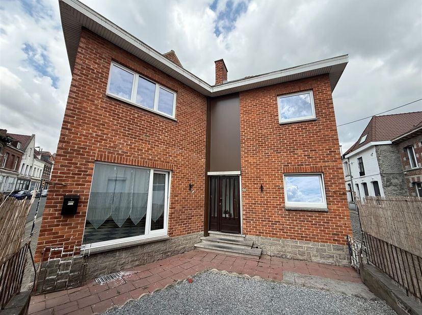 Maison dhabitation semi-mitoyenne située à lentrée de la ville sur 1 are 07 centiares.<br />
Ce bien offrant une superficie habitable hors grenier de