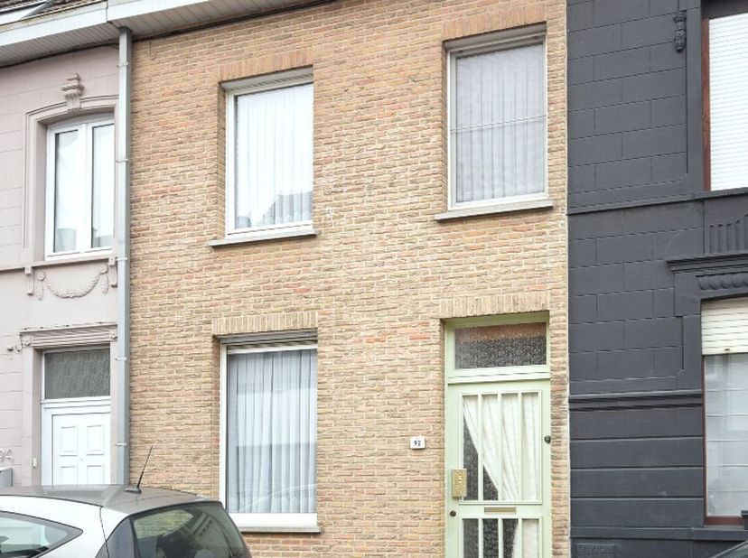 Deze zeer nette en uitstekend onderhouden rijwoning is ideaal gelegen in het hart van Roeselare, op wandelafstand van winkels, openbaar vervoer en all