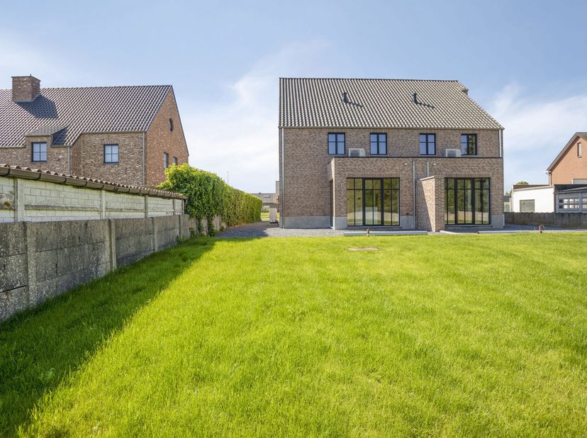 Ben je op zoek naar een energie neutrale nieuwbouwwoning met hoogwaardige afwerking? Dan is deze halfopen woning op een perceel van 5are 76ca precies