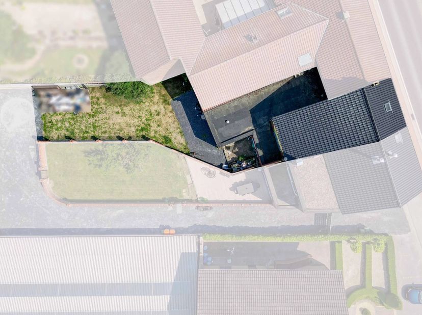 Deze instapklare ruime woning aan de Maastrichterstraat 304/1 te Bilzen is zeker een bezoek waard.<br />
Op het gelijkvloers bevindt zich een bijzonde