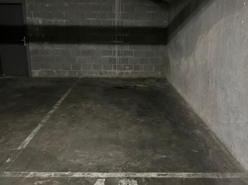 Garage te koop in Rue d'Accolay 38,
                    1000 Brussel