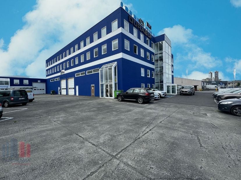 Bureaux rénovés et prêts à l'emploi de 398 m² à louer le long de l'E40 à Drongen, près de la sortie 13 Drongen. Facilement accessible par les transpor