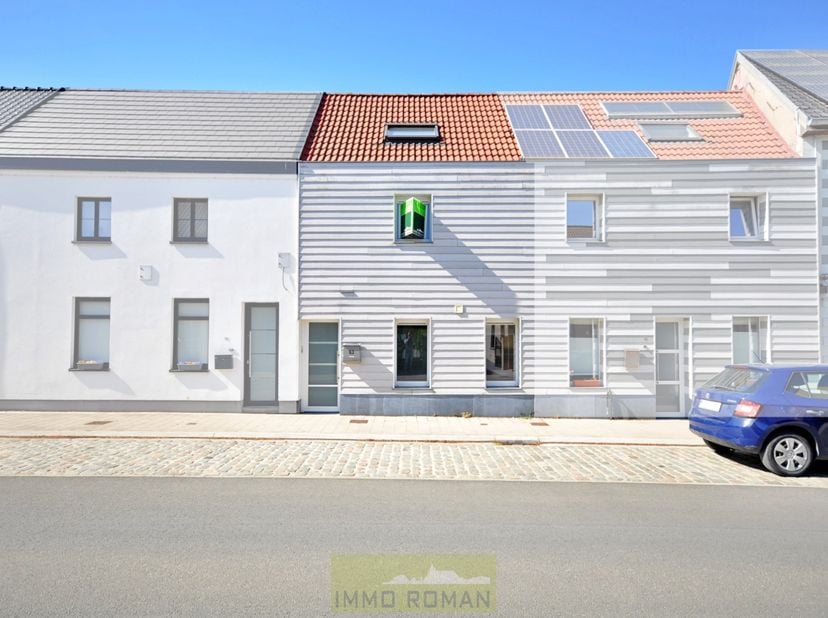 Cette maison bien entretenue, comprenant 3 chambres et un jardin, se trouve au centre de Berchem, une commune de Kluisbergen ! Elle bénéficie d'un emp