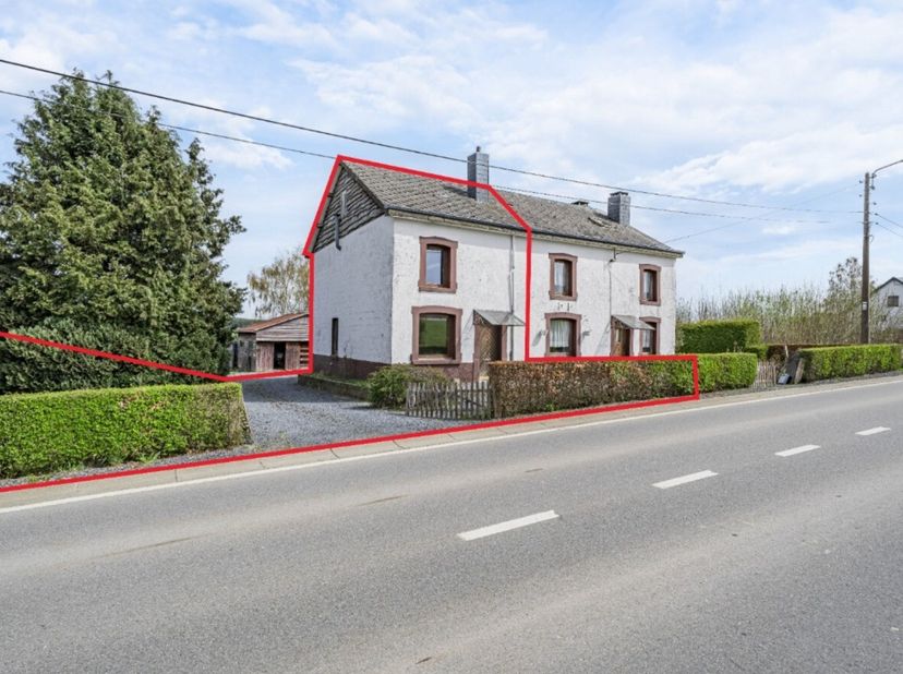 ERA BLUX vous présente cette maison 3 façades située au cur du village de Nadrin, dans un cadre agréable et proche de la nature. Ce bien offre une con
