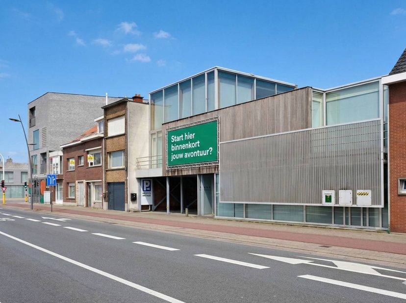 Cet immeuble de bureaux unique est situé sur la Noordlaan à Roeselare, l'une des principales voies d'accès de cette ville animée. Le bâtiment se compo