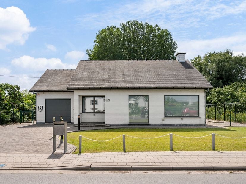 Instapklare open bebouwing met inpandige garage en zonnige tuin op 692 m².<br />
BEKIJK ZEKER ONZE (VIRTUELE) GRONDPLANNEN EN ATTESTEN VOOR DE INDELIN