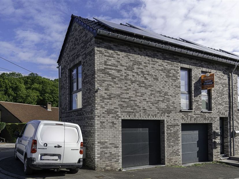 Beau duplex lumineux de +- 74m² avec terrasse composé d'un beau living spacieux, d'une cuisine équipée (four,frigo,taques) , salle de douche, chambre