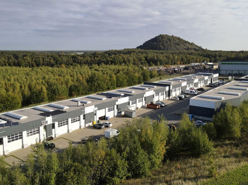 Ligging en bereikbaarheid<br />
Strategisch gelegen in Houthalen:<br />
- 2,8 km van de N76 en 4,8 km van E314<br />
- 2,3 km van bushalte, 8,6 km van