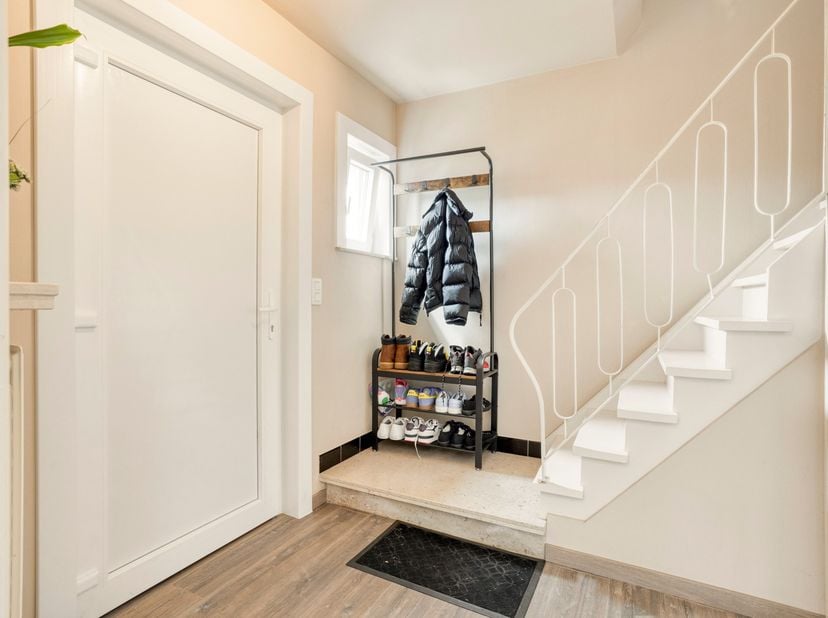 In de Eikenlaan, in Handzame (Kortemark) treffen we deze instapklare half-open gezinswoning op een uiterst rustige locatie, op 288 m².<br />
Bij het b