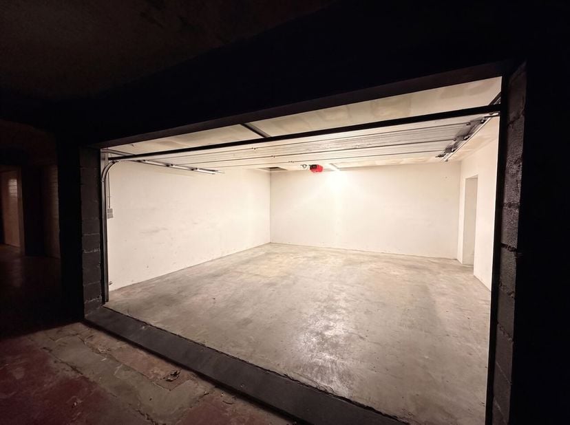 Garage très spacieux situé dans le centre de Roulers, équipé d'une porte sectionnelle à commande électrique.<br />
Surface de 30 m² pouvant accueillir