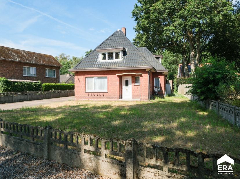 Woning op een perceel van 649 m² Op zoek naar een woning die u volledig naar eigen smaak kunt renoveren? Deze woning is rustig gelegen op een perceel
