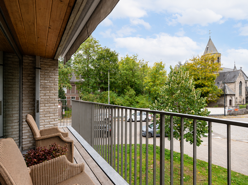 Ruim duplex-appartement met 3 slaapkamers, 2 terrassen en private garage<br />
Bent u op zoek naar een ruim, lichtrijk en instapklaar appartement, met