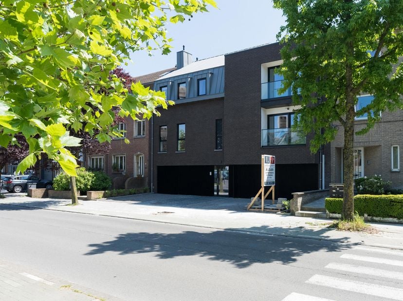 WATERLOO, Implantée dans le centre, magnifique APPARTEMENT (2ch/1sdd/1sdb) DUPLEX neuf avec jardin d'une superficie de ± 136m², sis au rez-de-chaussée