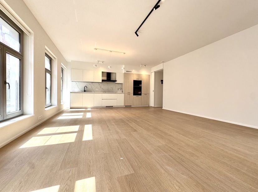 Op 10 minuten lopen van de Grote Markt, een duplex van 122 m² (volgens EPC) gelegen op de 2e en bovenste verdieping met lift van een grondig gerenovee