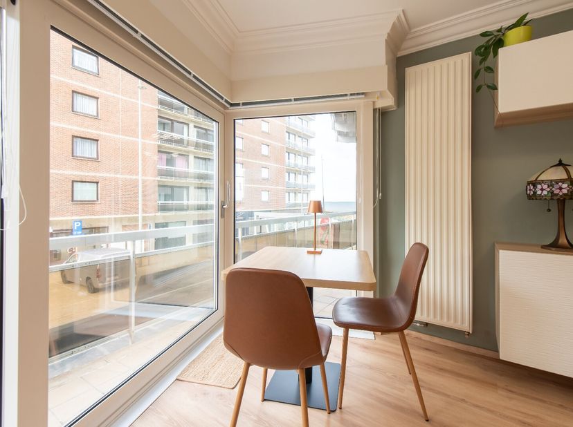 Appartement entièrement rénové au premier étage avec vue latérale sur la mer ! Salon lumineux avec cuisine ouverte entièrement équipée. Coin nuit avec