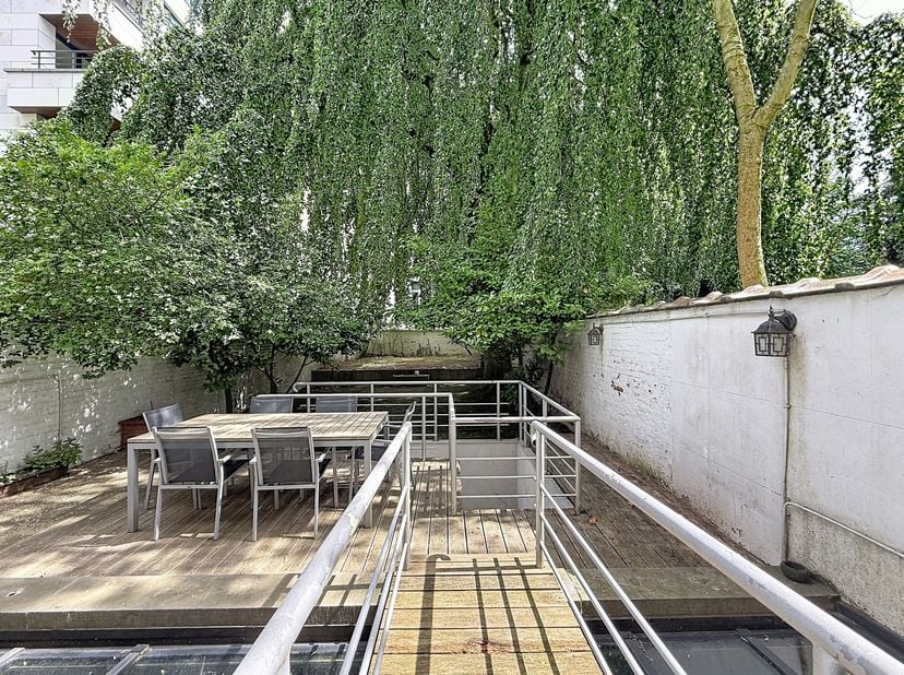 IXELLES/CHÂTELAIN - Ideaal gelegen in de wijk Châtelain, prachtige duplex met een oppervlakte van ± 200 m², met op de eerste verdieping: 2 slaapkamers