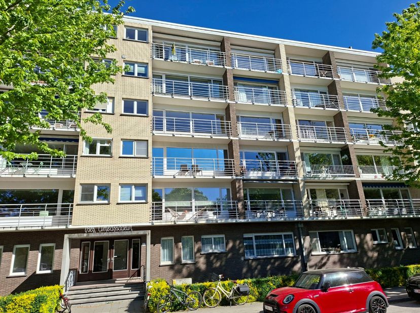 Residentie Ambassadeur. Dit appartement werd vernieuwd in 2020 en bijgevolg instapklaar. Gelegen op wandel/fietsafstand van de Brugse binnenstad, nabi