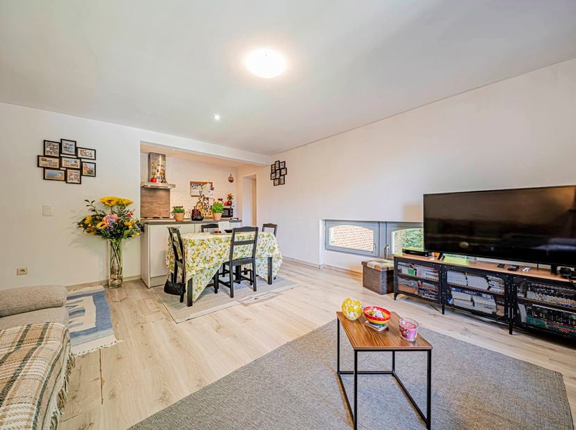 Idéalement situé en Basse Meuse, venez découvrir cet appartement en bon état, parfait pour un premier achat ou un investissement. Profitez d'une local