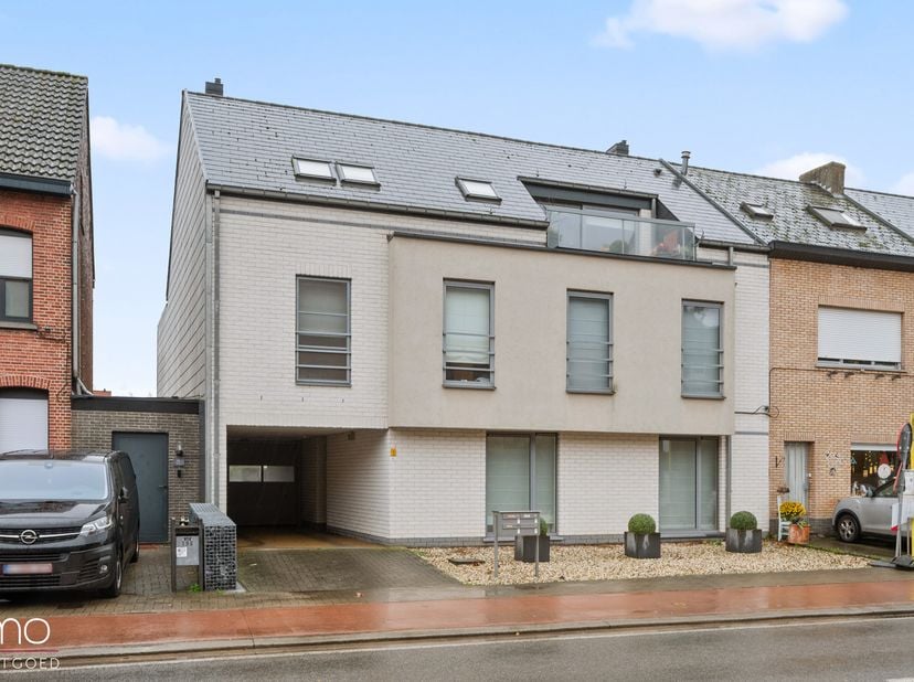 Stijlvol dakappartement met 2 slaapkamers, ruim terras en garagebox<br />
Ontdek dit prachtige en lichtrijke dakappartement waar comfort en moderne el