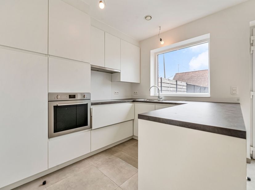 Woning met 2 slaapkamers in Bissegem te huur!<br />
We komen binnen langs de inkomhal voorzien van een gastentoilet. We gaan verder naar de leefruimte