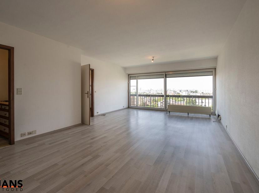 Dit ruim appartement op de 9de verdieping met lift is gelegen te midden van scholen, openbaar vervoer, winkels en andere voorzieningen.<br />
Het besc