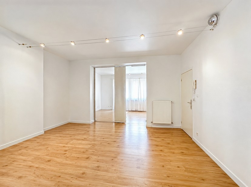 Entre Germoir et la place Saint-Antoine, dans une rue calme, au RDC d’un petit immeuble, superbe appartement de ± 64m² bruts (peb) avec cour extérieur