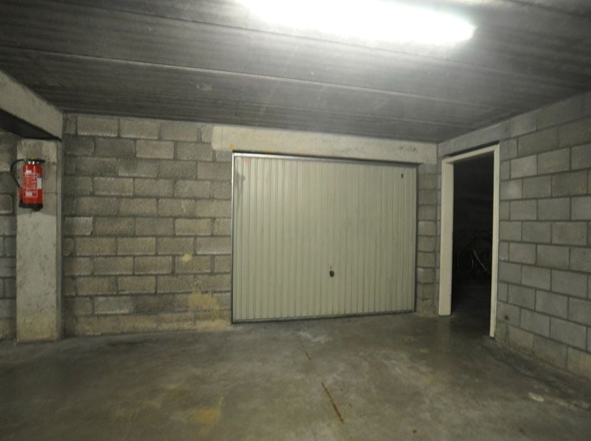 Ruime, afsluitbare garage gelegen in de kelderverdieping (niveau -1) in residentie, gelegen op slechts 150 m wandelafstand van het Kolonel Dusartplein